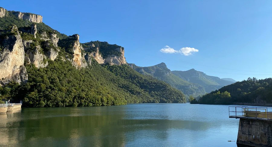 Embalse de Sobrón con vistas a las montañas