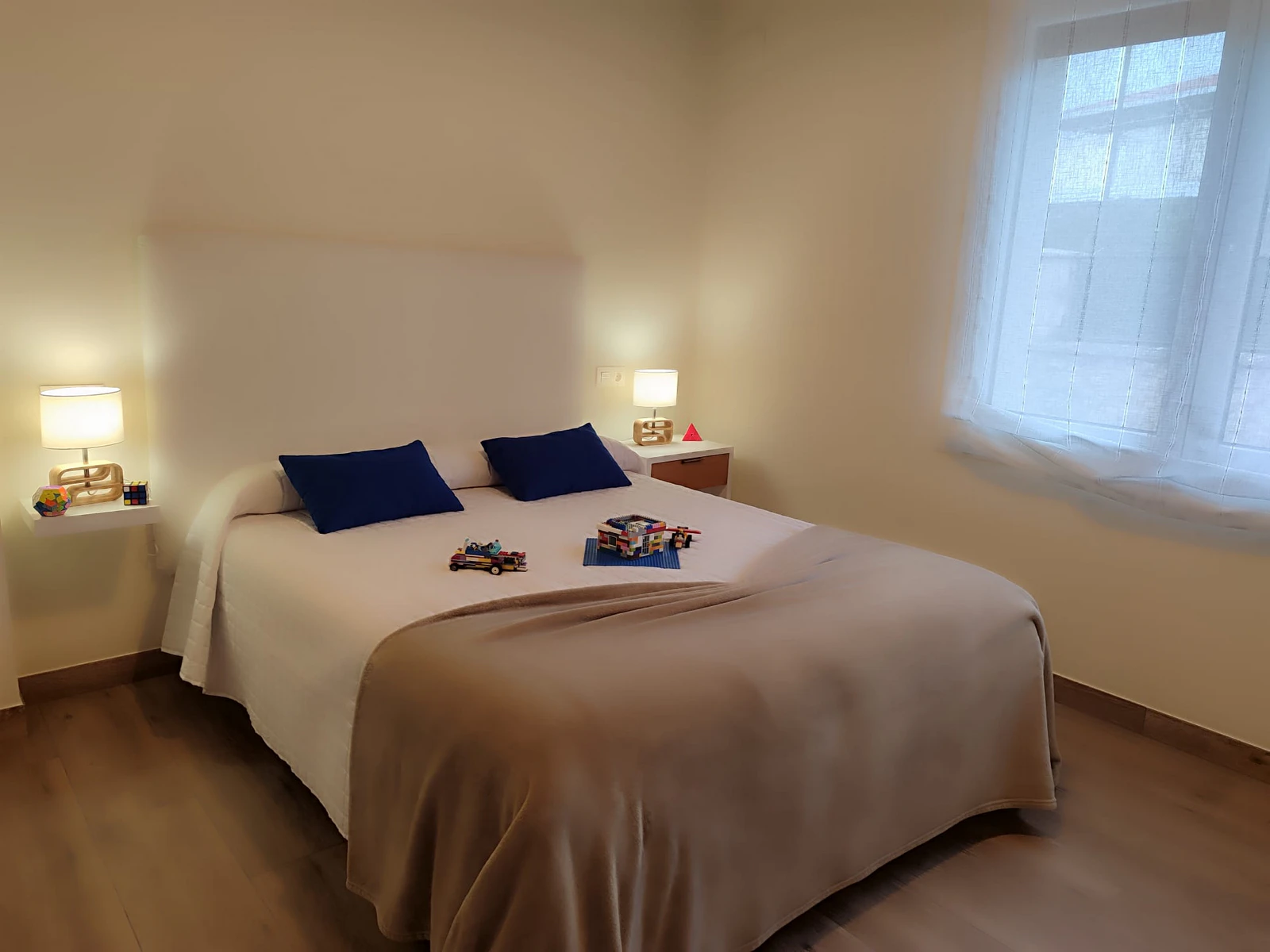 Habitación doble con almohadas azules, casa rural Espejo