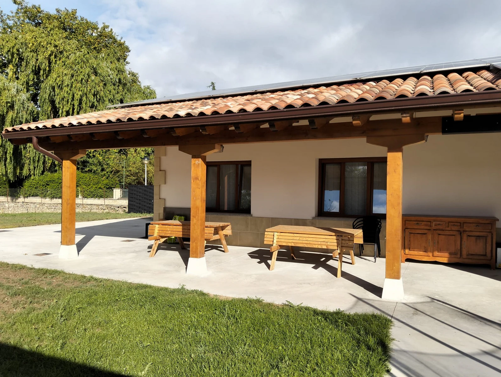 Terraza exterior con jardín y mobiliario